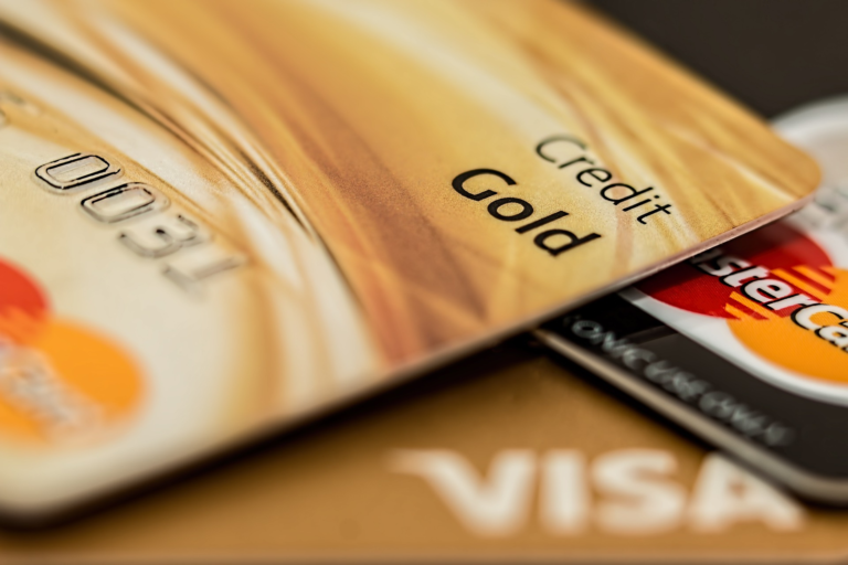 $1 Trillion Credit Card Debt Explosion! Can Consumers Escape the High-Rate Avalanche?